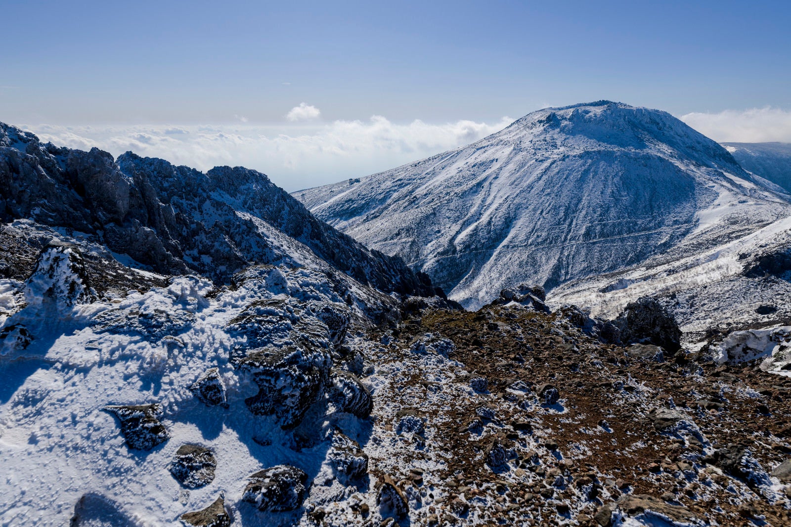 「吹き付ける雪の痕跡と那須茶臼岳（ちゃうすだけ）」の写真