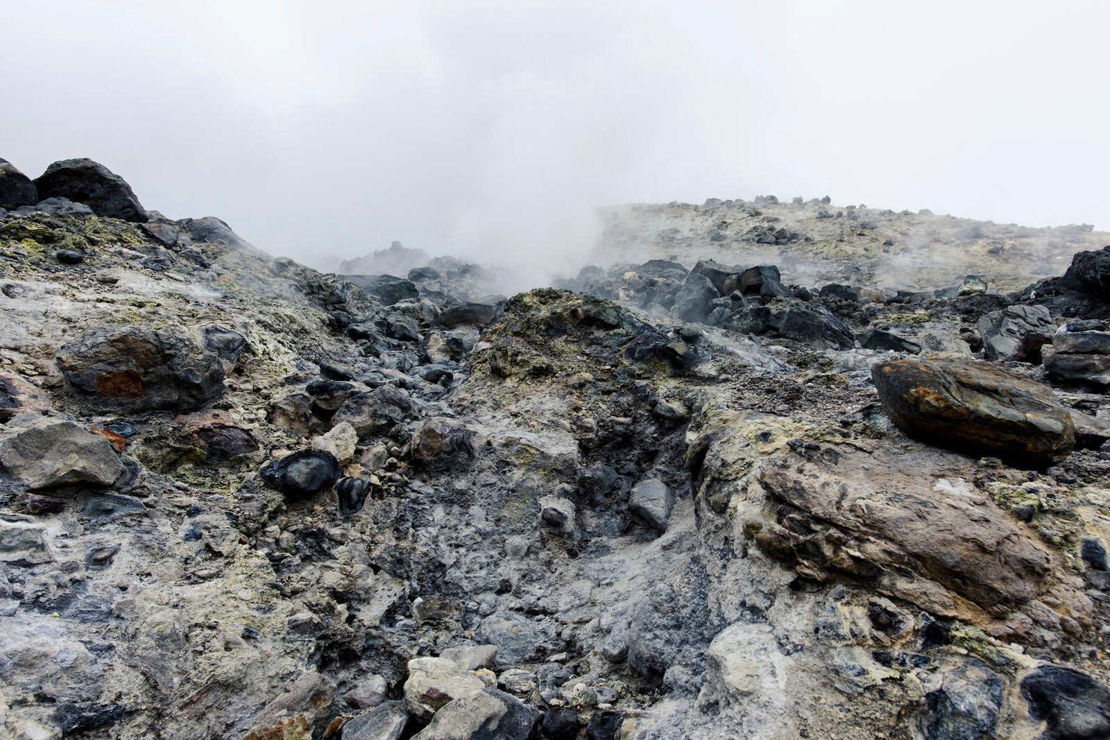 「噴気が沸き立つ那須岳の地面」の写真