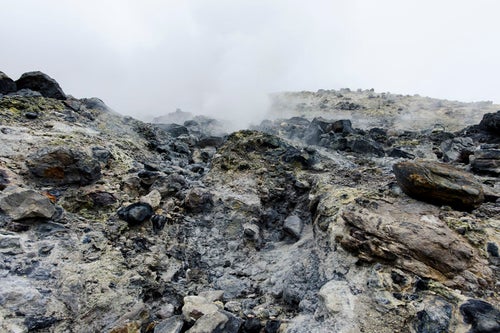 噴気が沸き立つ那須岳の地面の写真