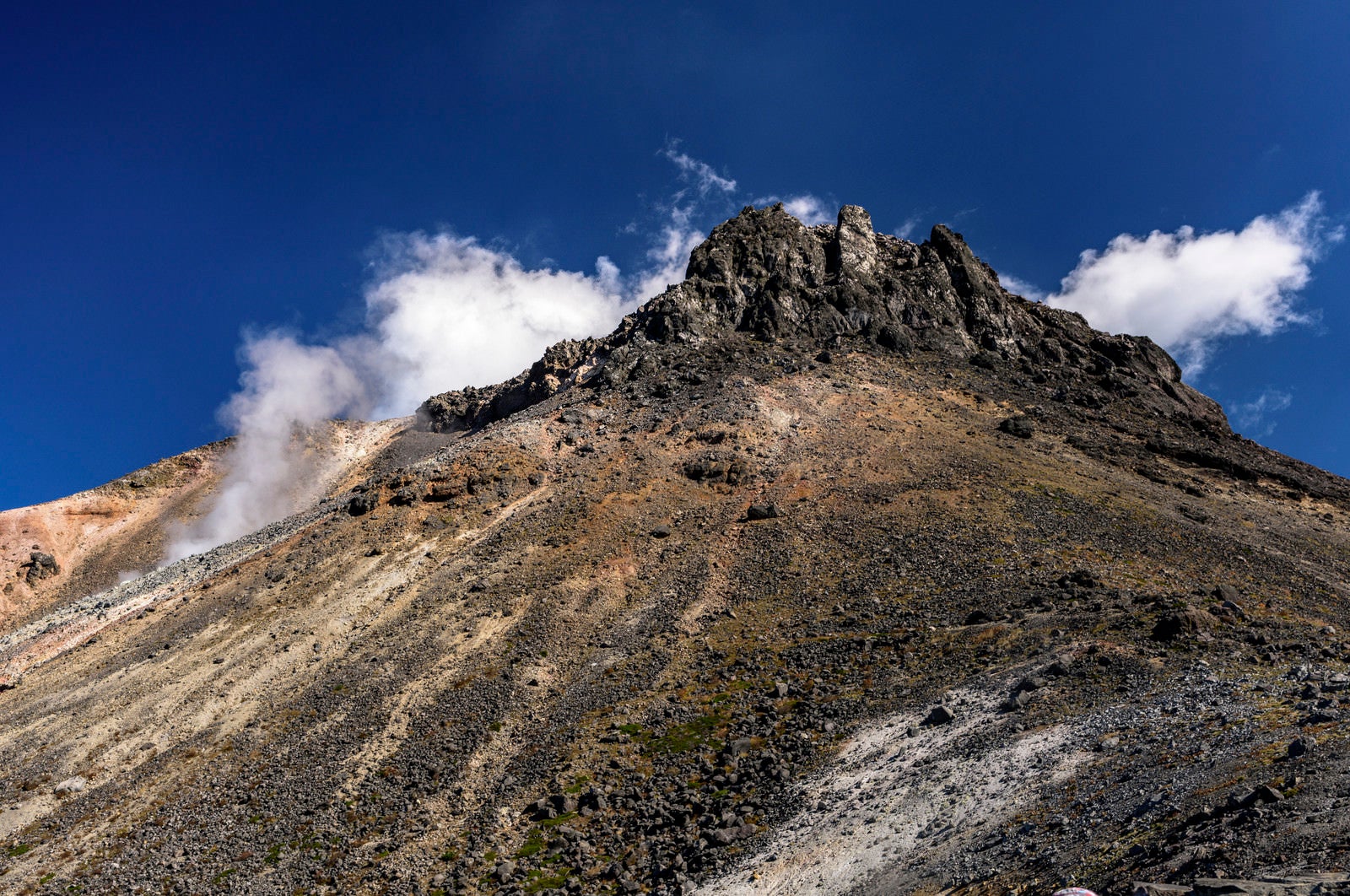 「噴気と雲に彩られた那須茶臼岳（ちゃうすだけ）」の写真