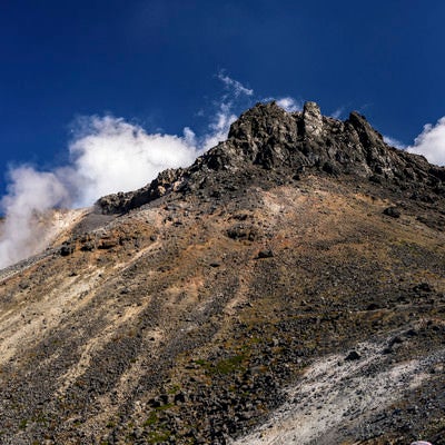 噴気を上げる那須茶臼岳の写真