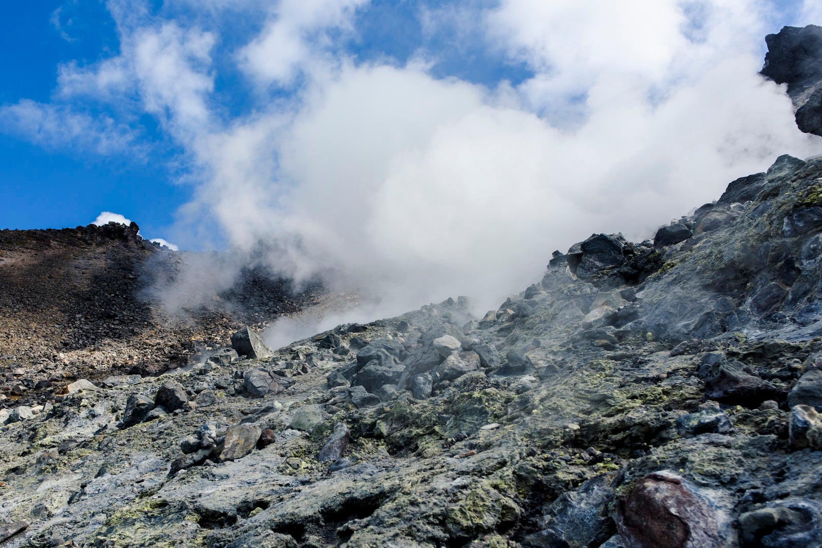 「噴気に包まれる那須岳の登山道」の写真