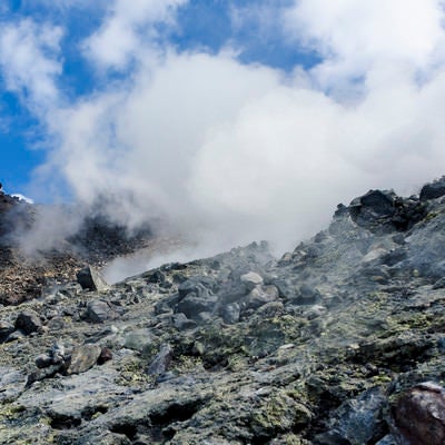 噴気に包まれる那須岳の登山道の写真