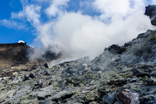 噴気に包まれる那須岳の登山道の写真