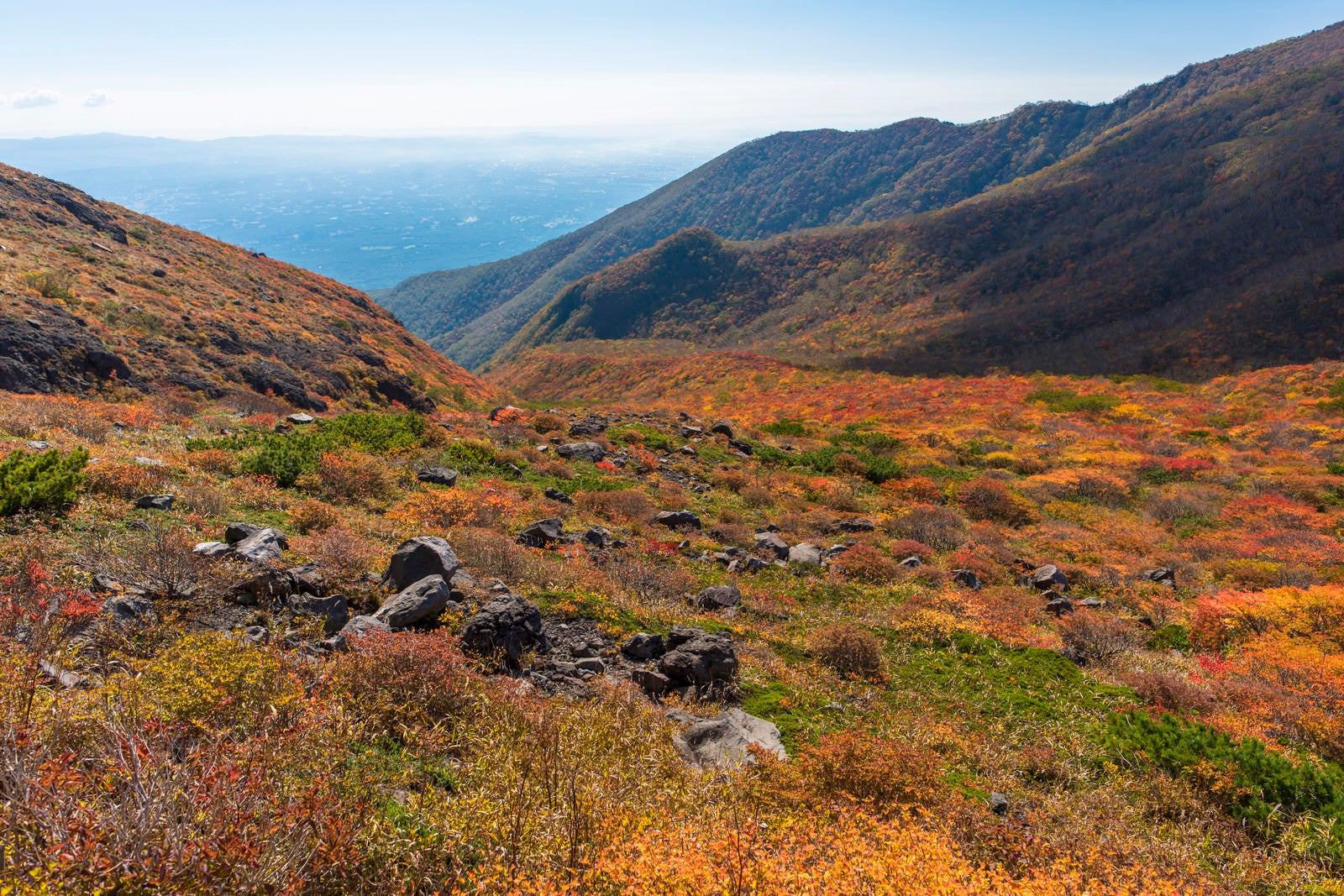 「地平線へ吸い込まれていくような那須岳の紅葉」の写真