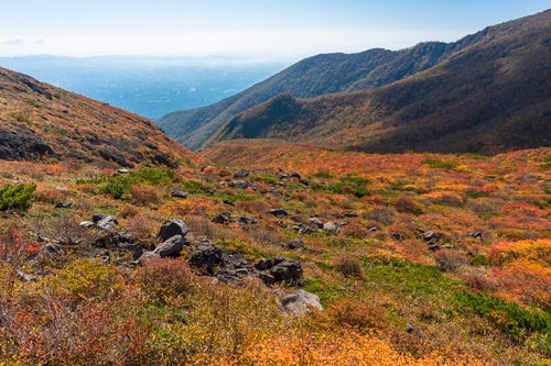 地平線へ吸い込まれていくような那須岳の紅葉の写真