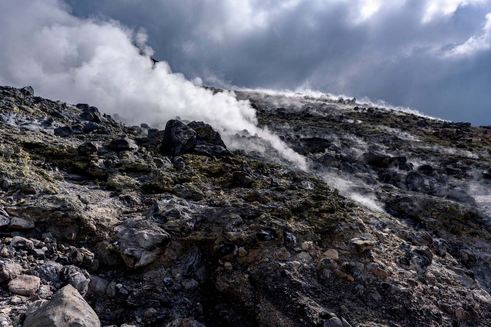 「地熱で煙が湧き上がる那須茶臼岳（ちゃうすだけ）」の写真