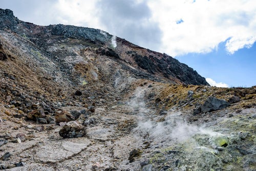 山頂へと続く噴気沸き立つがけ（那須岳）の写真