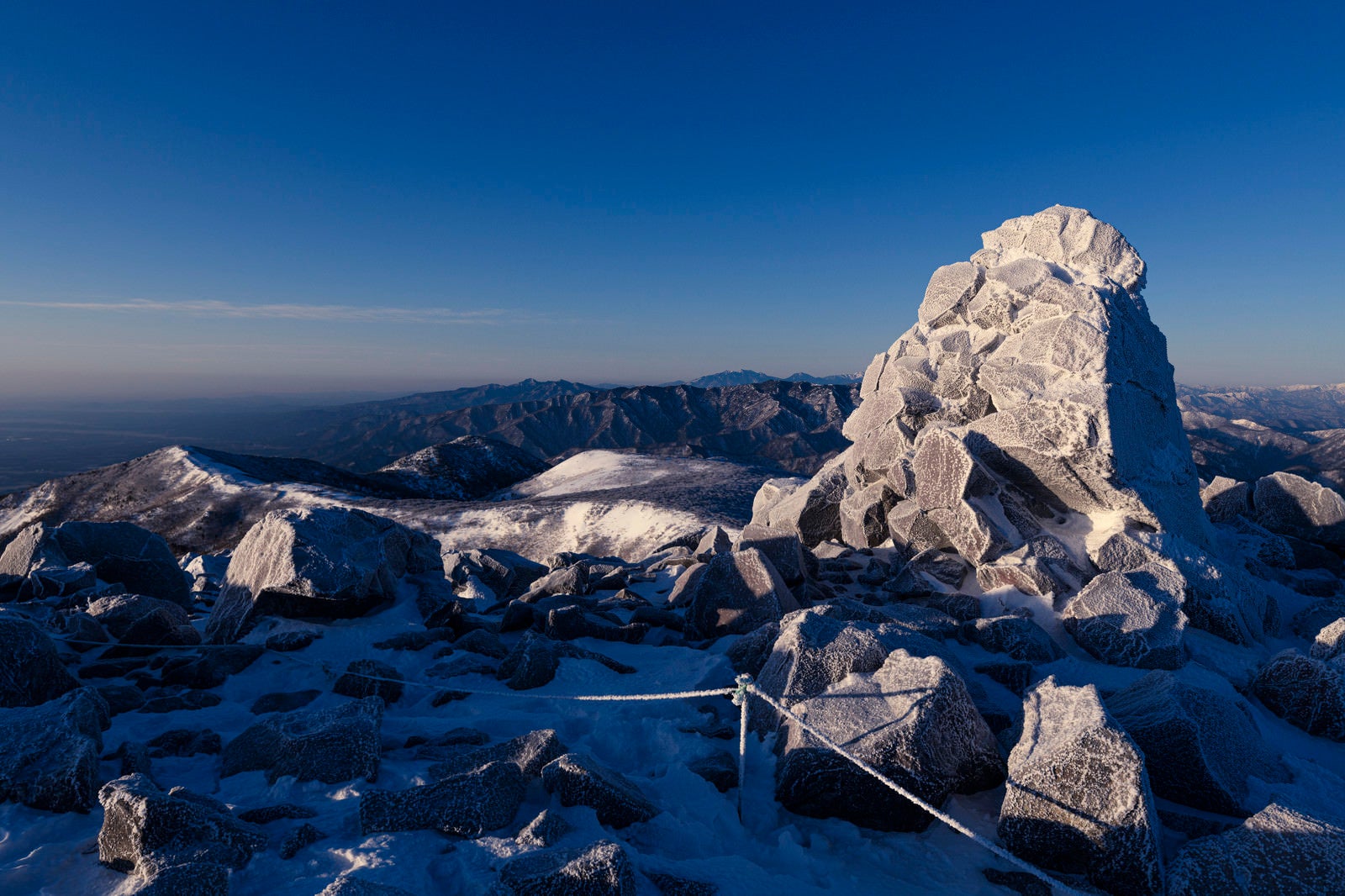 「岩も凍り付いた那須茶臼岳山頂（那須岳）」の写真
