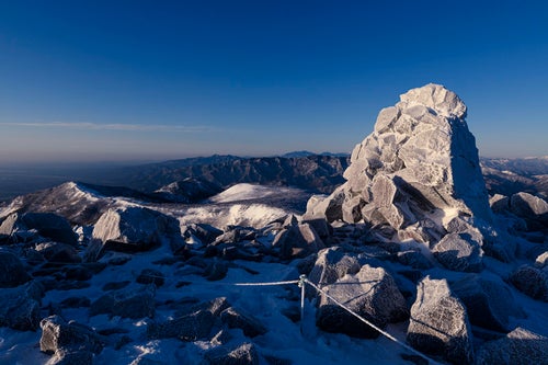 岩も凍り付いた那須茶臼岳山頂（那須岳）の写真