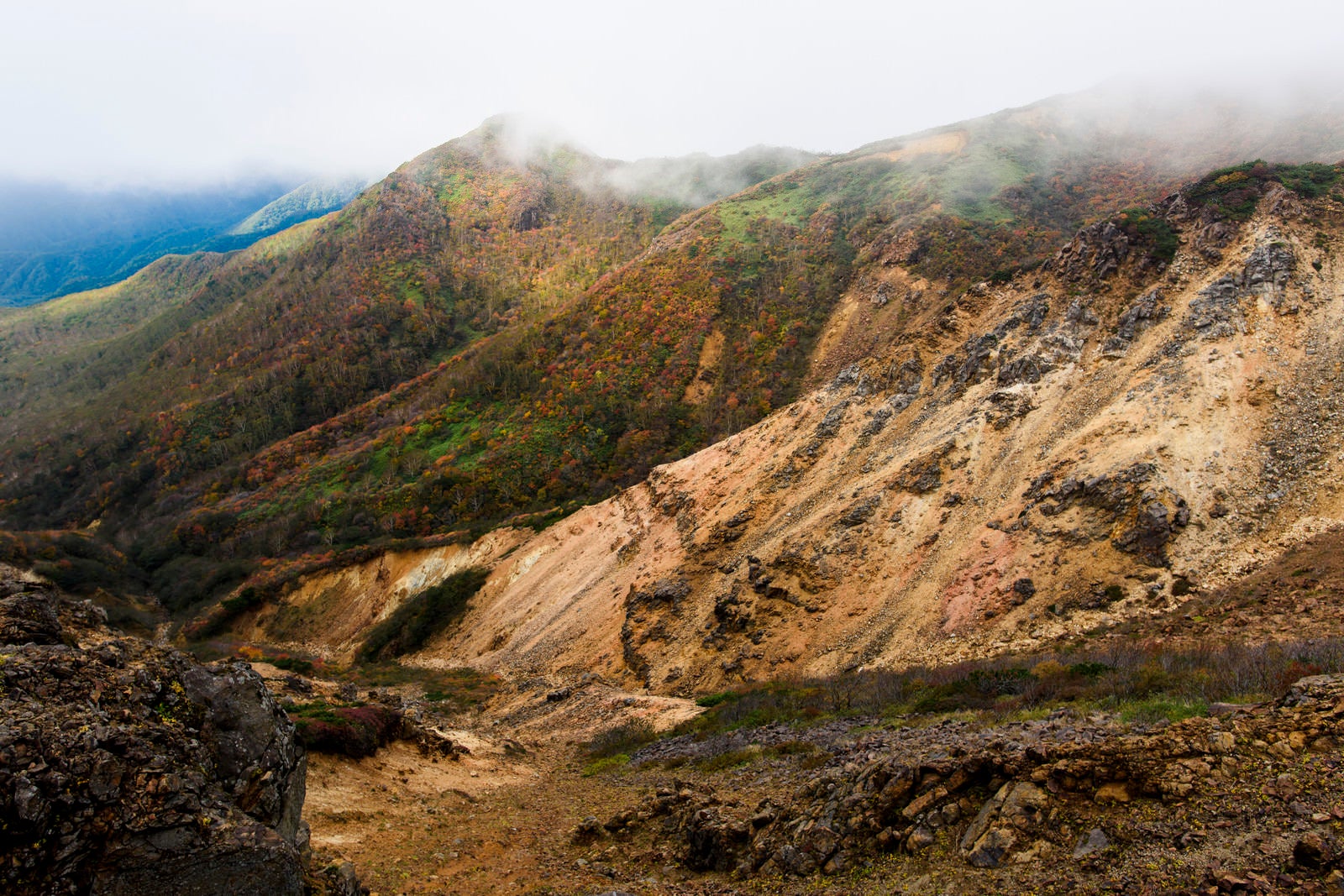 「崩落した斜面と紅葉（那須岳）」の写真