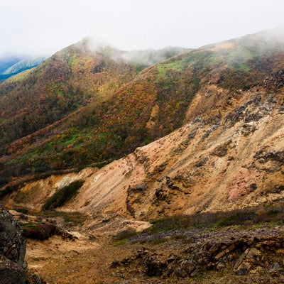 崩落した斜面と紅葉（那須岳）の写真