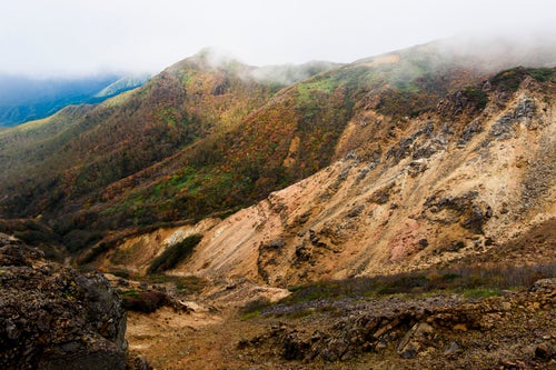 崩落した斜面と紅葉（那須岳）の写真