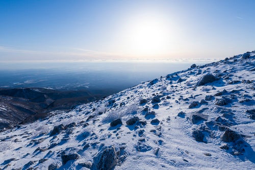 朝日が照り付ける那須茶臼岳の斜面（那須岳）の写真