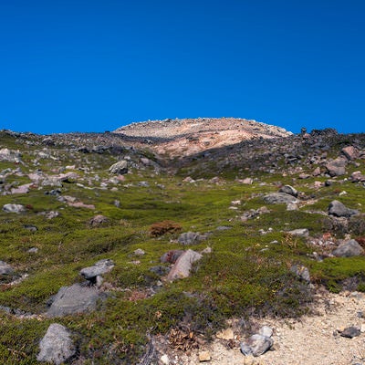 森林限界と岩が広がる那須茶臼岳中腹（那須岳）の写真
