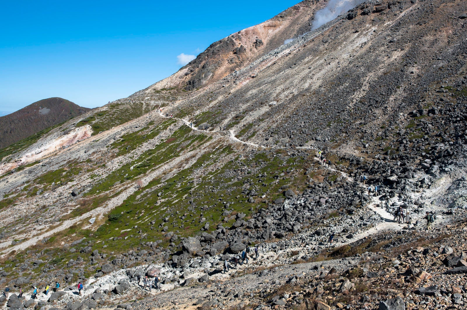 「火山である那須茶臼岳を歩く登山者たち（那須岳）」の写真