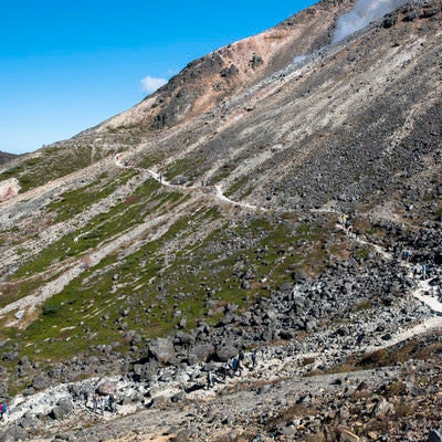 火山である那須茶臼岳を歩く登山者たち（那須岳）の写真