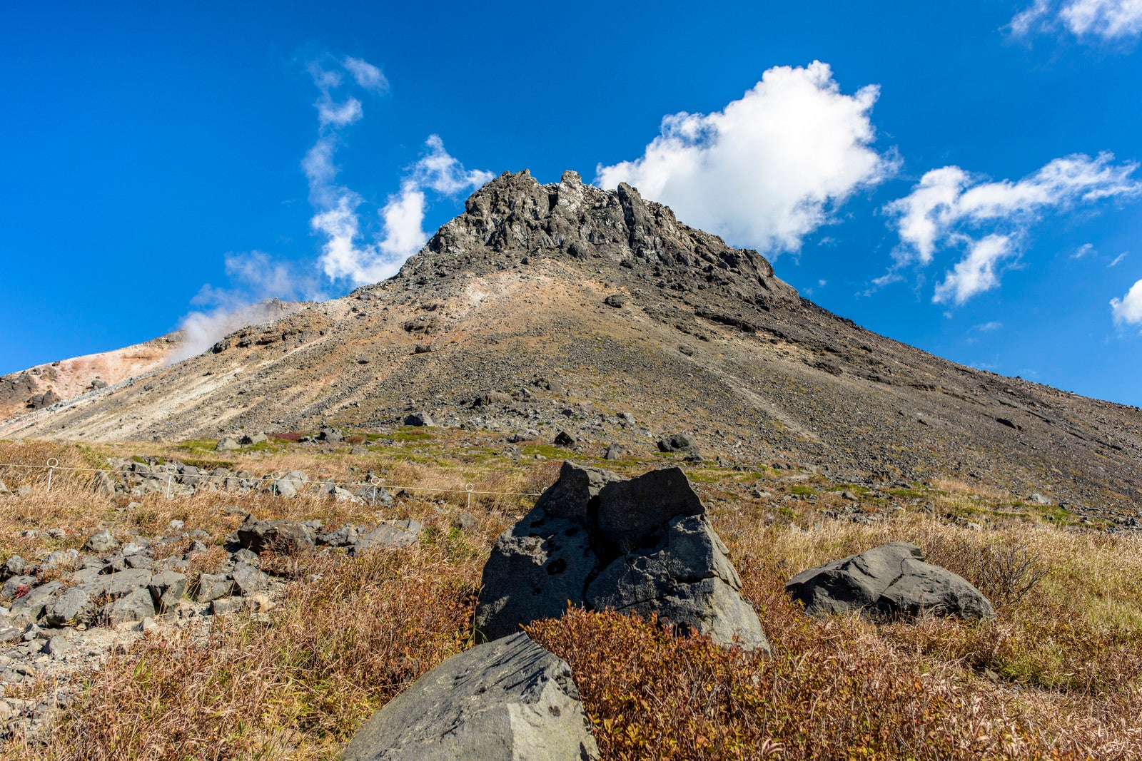 「火山らしい見た目の那須茶臼岳（ちゃうすだけ）」の写真