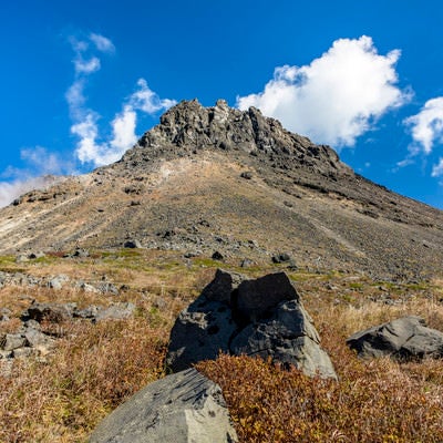 火山らしい見た目の那須茶臼岳（ちゃうすだけ）の写真