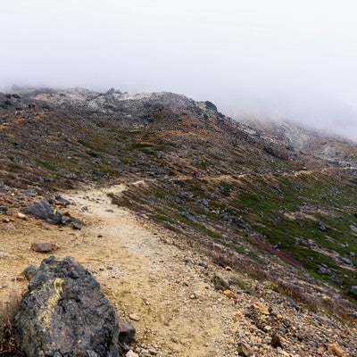 硫黄の香りが漂う那須岳中腹の登山道の写真