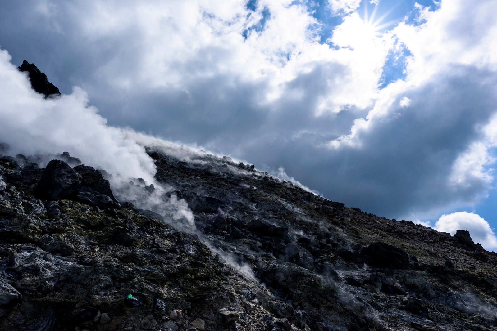 「硫黄の香りが漂う那須茶臼岳の斜面（那須岳）」の写真