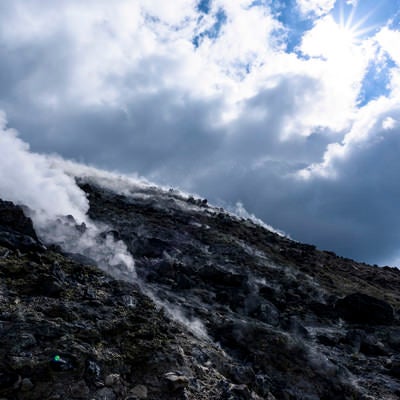 硫黄の香りが漂う那須茶臼岳の斜面（那須岳）の写真