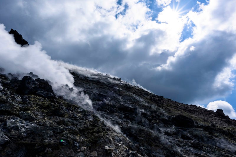 硫黄の香りが漂う那須茶臼岳の斜面（那須岳）の写真