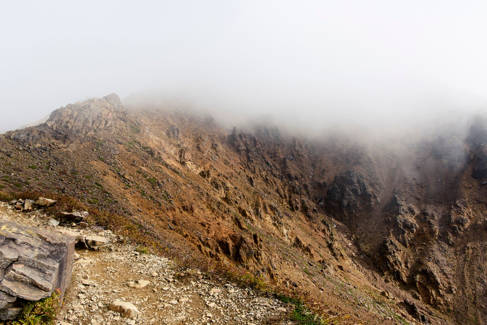 「荒涼とした瓦礫が積み重なる曇りの那須岳（なすだけ）」の写真