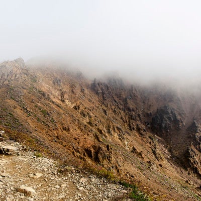 荒涼とした瓦礫が積み重なる曇りの那須岳（なすだけ）の写真