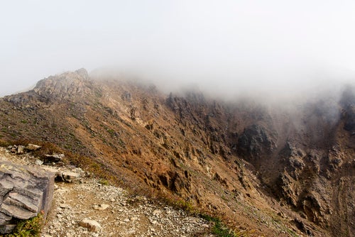 荒涼とした瓦礫が積み重なる曇りの那須岳（なすだけ）の写真