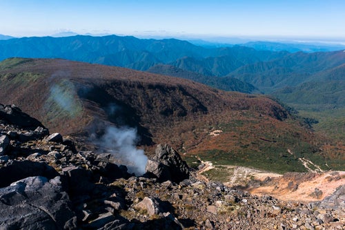 那須の奮起が上がる斜面と西側の景色（那須岳）の写真