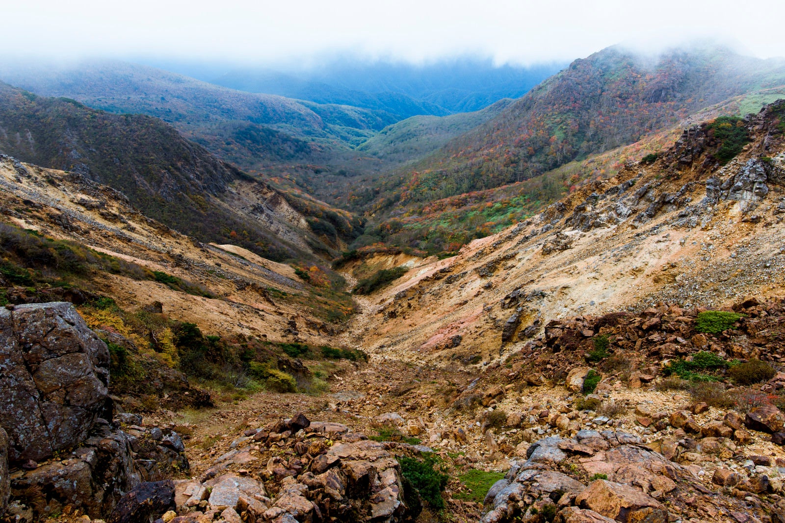「那須岳の裂けた谷間と中腹の紅葉」の写真