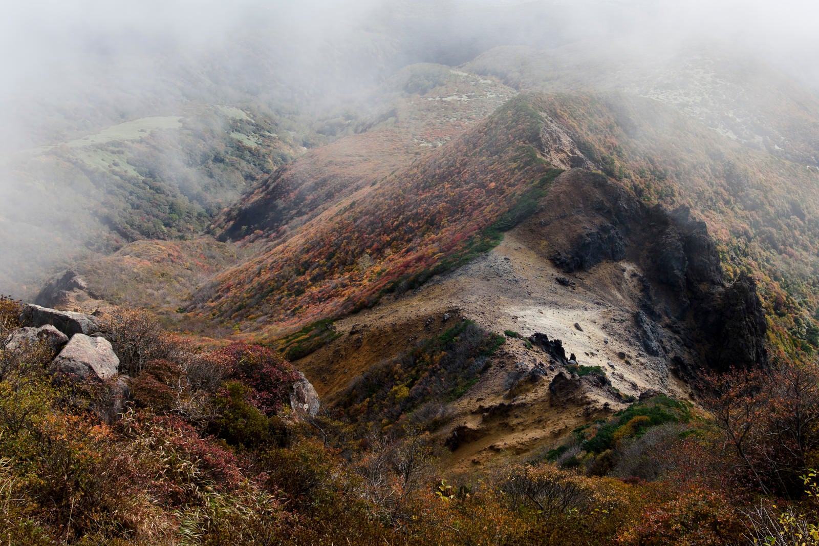 「那須朝日岳から見る紅葉の斜面（那須岳）」の写真