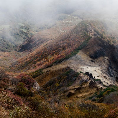 那須朝日岳から見る紅葉の斜面（那須岳）の写真