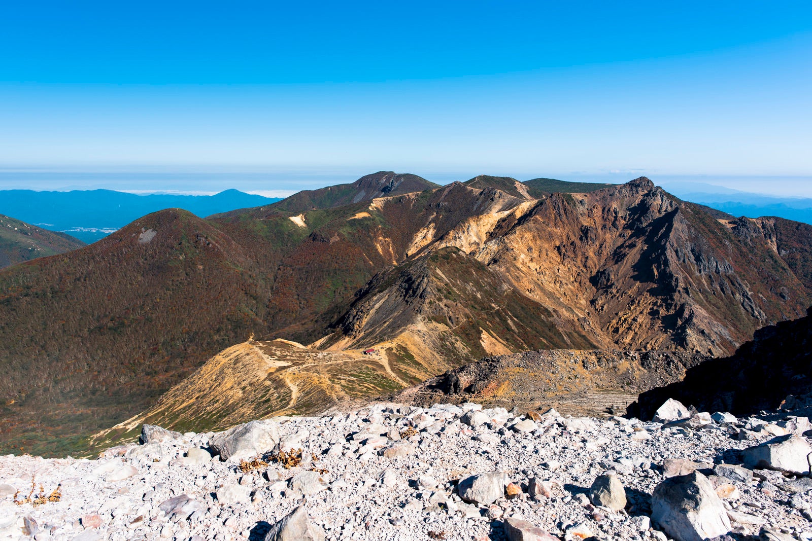 「那須朝日岳へと至る稜線（那須岳）」の写真