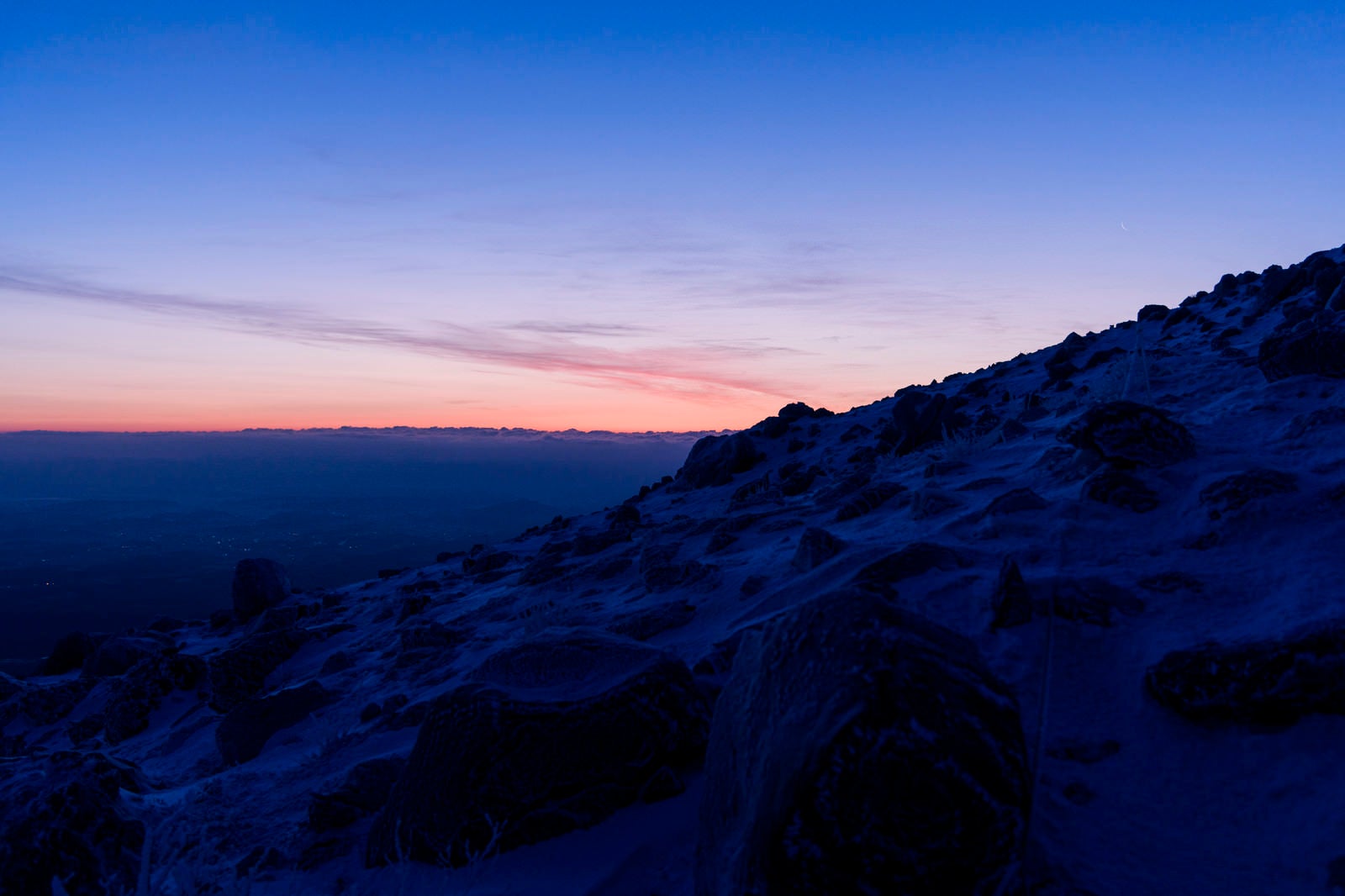 「那須茶臼岳で見る冬の夜明け（那須岳）」の写真