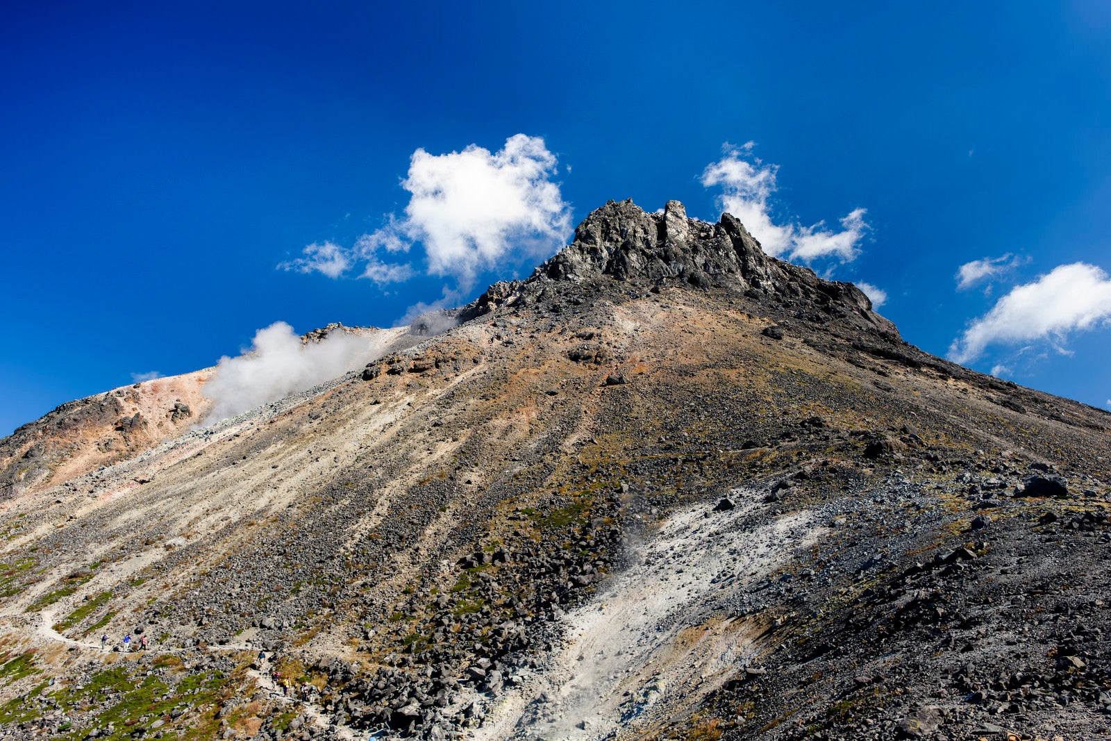 「隆起した火山らしい見た目の那須茶臼岳（ちゃうすだけ）」の写真