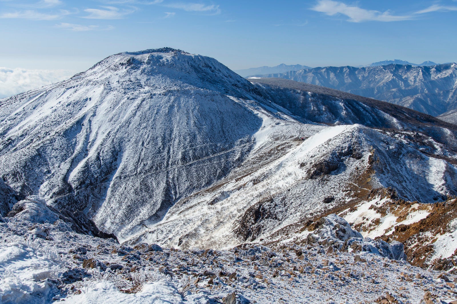 「雪に包まれた那須茶臼岳（ちゃうすだけ）」の写真