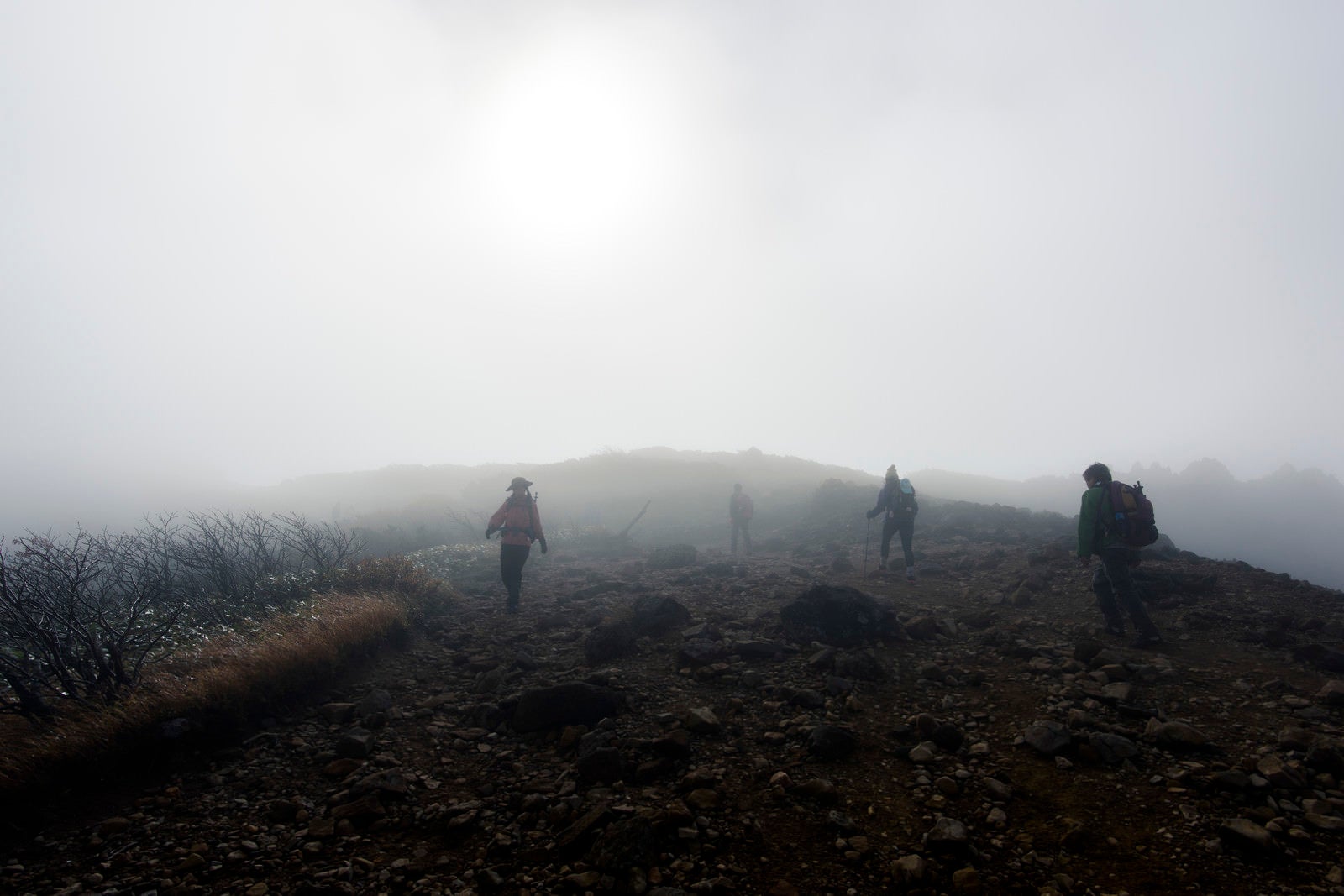 「雲の中を進む登山者たち（那須岳）」の写真