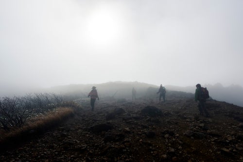 雲の中を進む登山者たち（那須岳）の写真