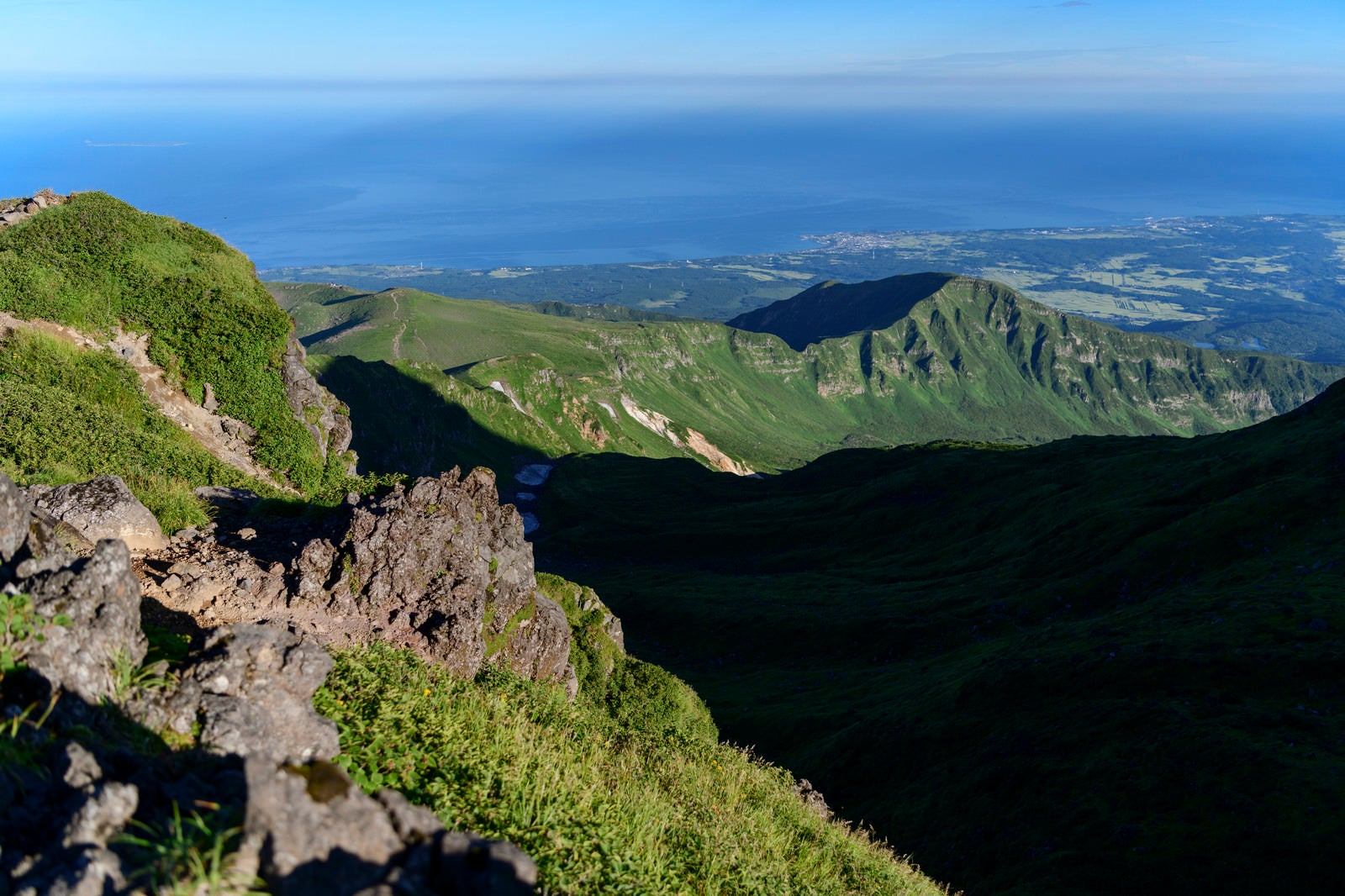 「外輪山のピークから見る日本海（鳥海山）」の写真