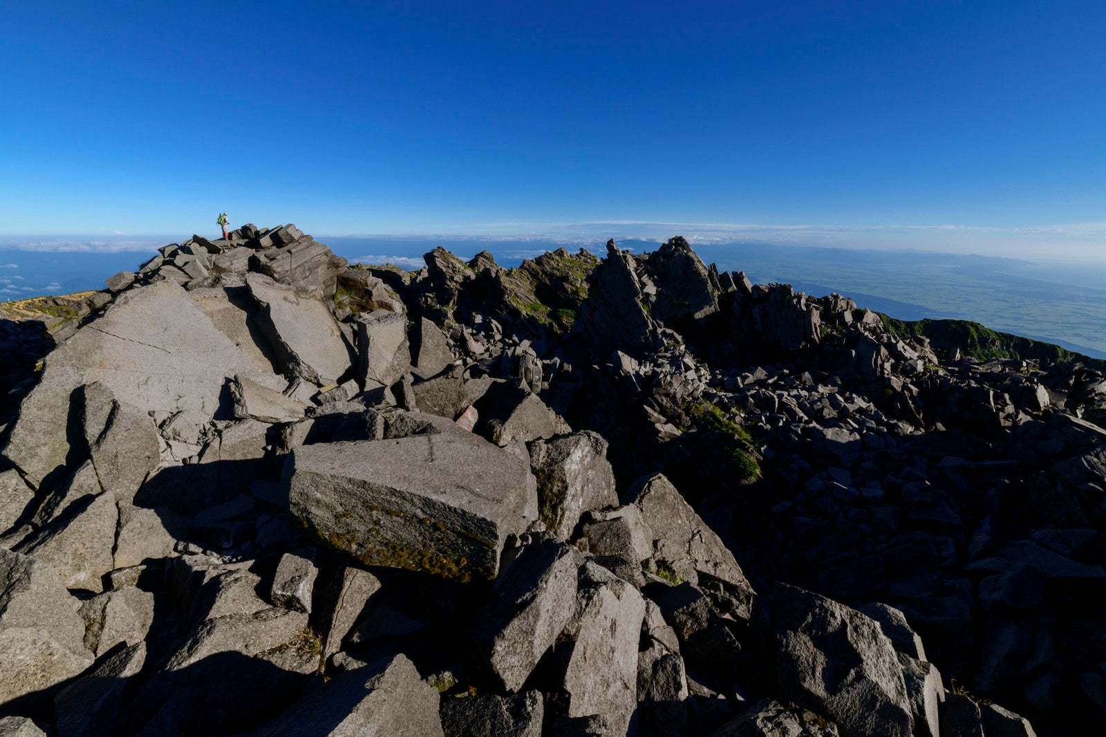 「岩が積み重なる鳥海山山頂」の写真