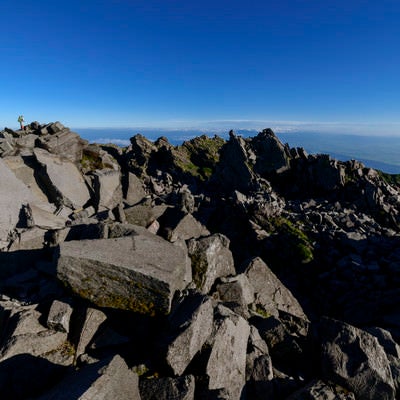 岩が積み重なる鳥海山山頂の写真