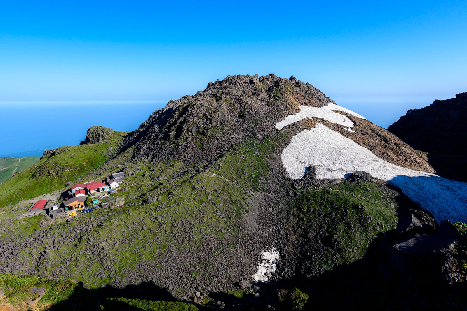 「快晴の鳥海山山頂」の写真