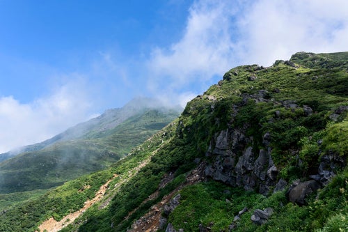 雲に包まれた鳥海山山頂の写真