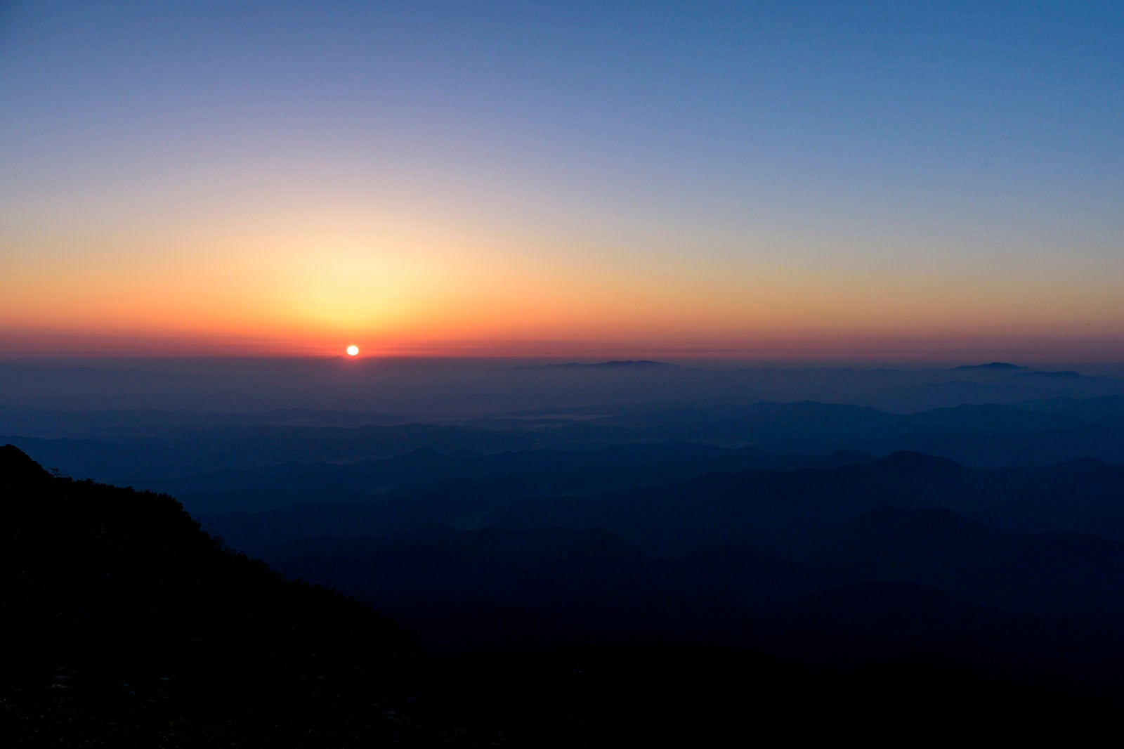 「鳥海山の東から日が昇る」の写真