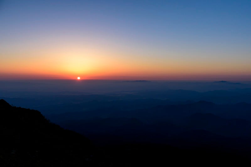 鳥海山の東から日が昇るの写真