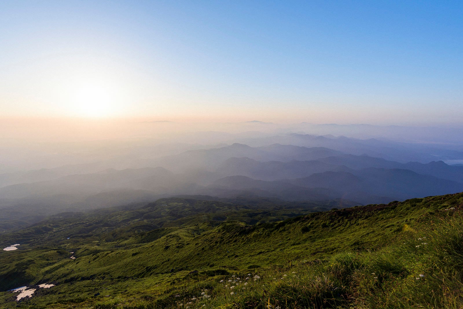 「鳥海山七高山から見る夜明け」の写真
