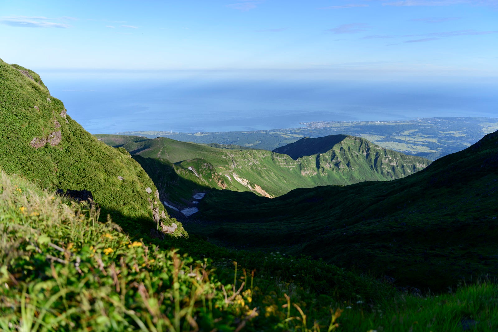 「鳥海山外輪から見る日本海側の景色」の写真