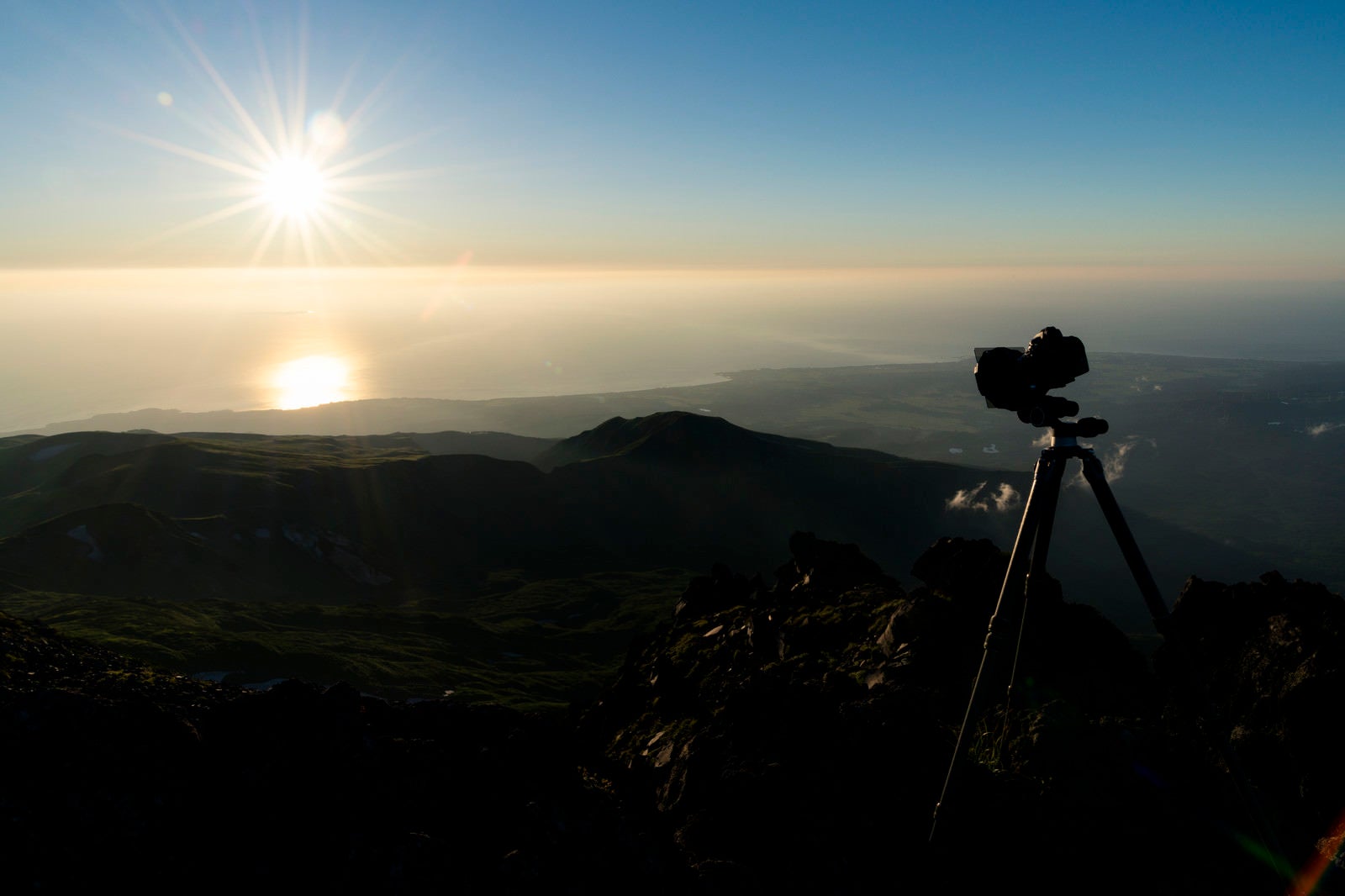 「鳥海山外輪で撮影を行う三脚とカメラ」の写真